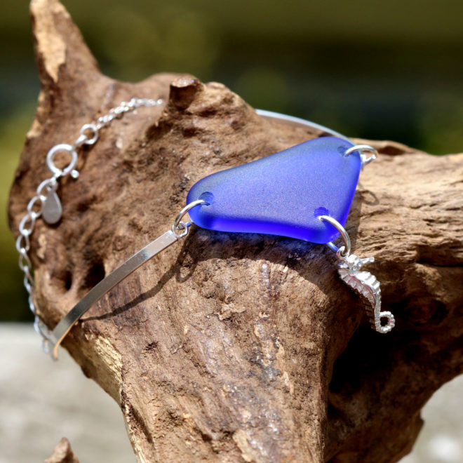Armband aus 925 Sterling Silber mit Strandglas in Blau und Seepferdchen - Schmuck aus Strandgut