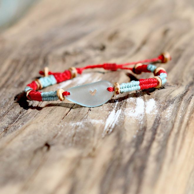 Makramee - Armband mit Seeglas / Meerglas und Herz in Rot / Türkis