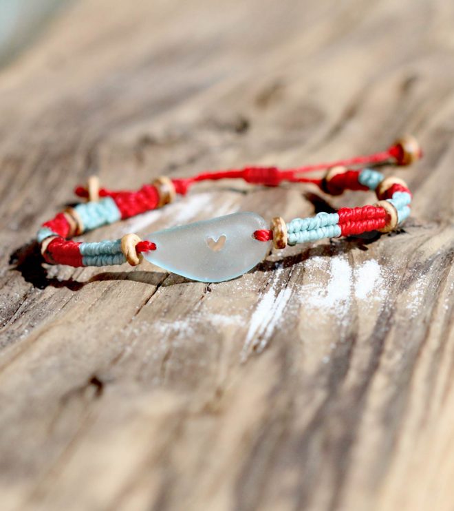 Makramee - Armband mit Seeglas / Meerglas und Herz in Rot / Türkis