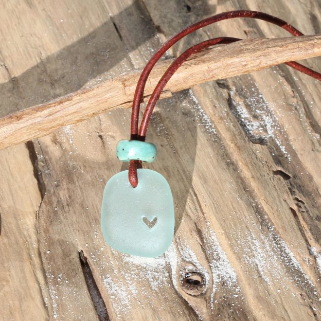 Halskette Meerliebe - Lederband mit Seeglas / Meerglas in türkis, geschnitztes Herz