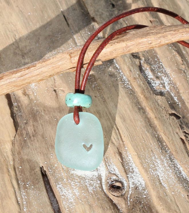 Halskette Meerliebe - Lederband mit Seeglas / Meerglas in türkis, geschnitztes Herz