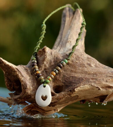 Makramee-Schmuck mit griechischem Strandstein / Kieselstein mit Herz und Ethno-Perlen.