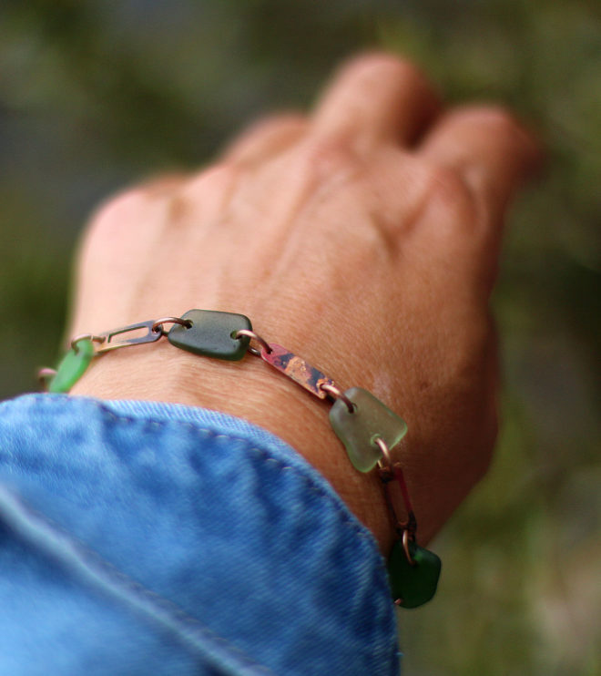 Armband aus echtem Kupfer, patiniert, mit Seeglas / Meerglas in Grün