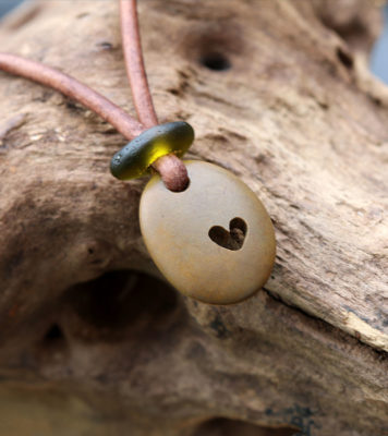 Tribal - Halskette mit Kieselstein und gebohrtem Herz, handgemacht, Kieselstein - Schmuck