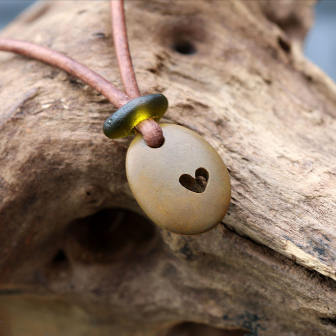 Tribal - Halskette mit Kieselstein und gebohrtem Herz, handgemacht, Kieselstein - Schmuck