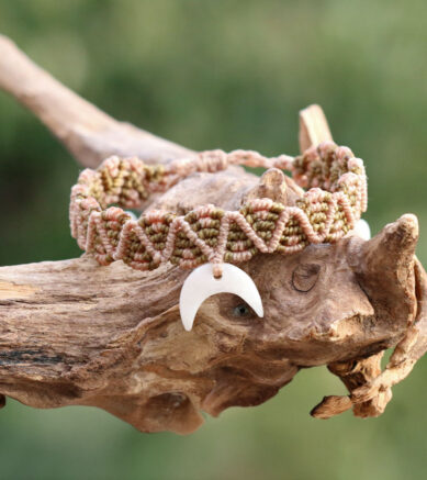 Kieselsteinschmuck - Markamee-Armband im Ethno-Look mit Strandstein in Form eines Halbmondes
