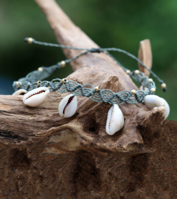 Makramee-Fussbändchen mit Kaurimuscheln, in Wellenform geknotet, Tannengrün