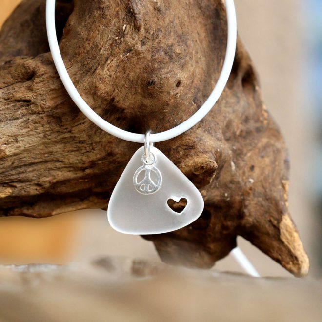 Halskette Peace & Love, Seeglas / Meerglas, Strandscherbe mit Herz in Weiß an einem Kautschukband.