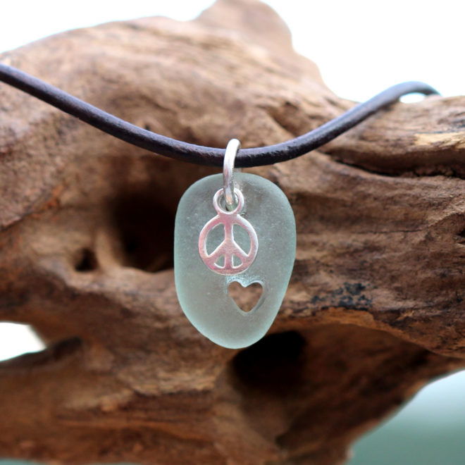 Schmuck aus Strandglas - Halskette Peace & Love, Seeglas mit Peacezeichen und Herz