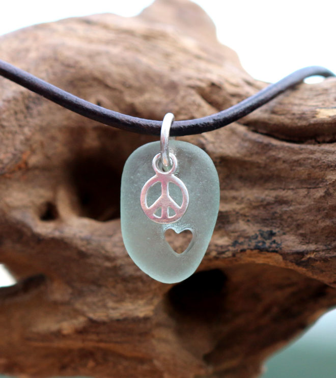 Schmuck aus Strandglas - Halskette Peace & Love, Seeglas mit Peacezeichen und Herz