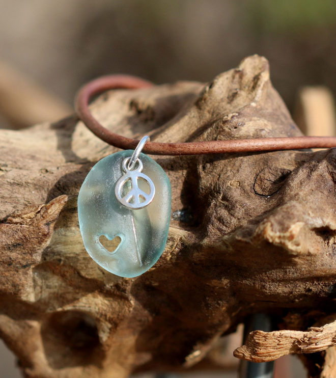 Peace & Love. Seeglas mit handgebohrtem Herz, Peacezeichen aus 925 Sterling Silber. Lederband