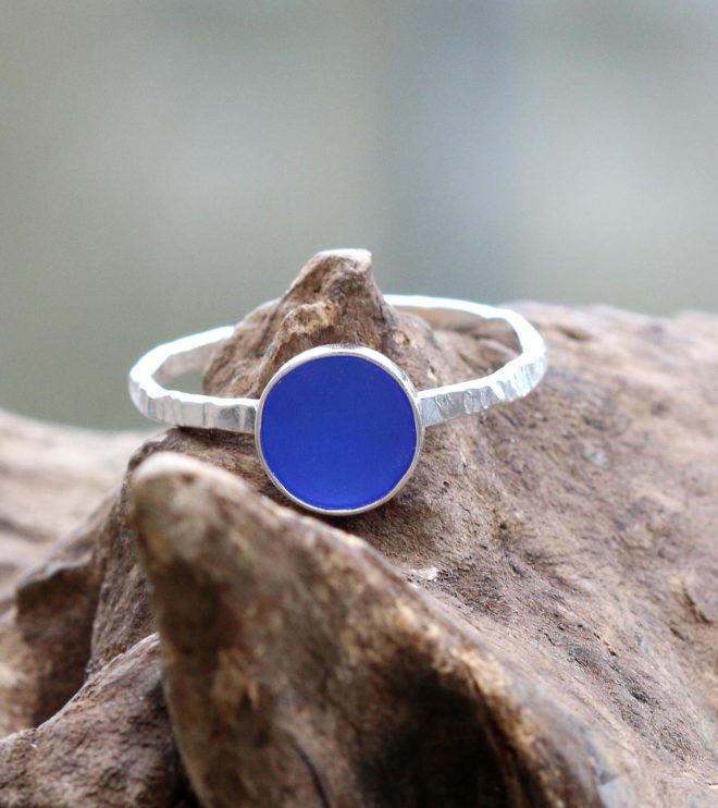 Ring aus 925 Sterling Silber, gehämmert und einstellbar, mit Seeglas / Meerglas in Blau.