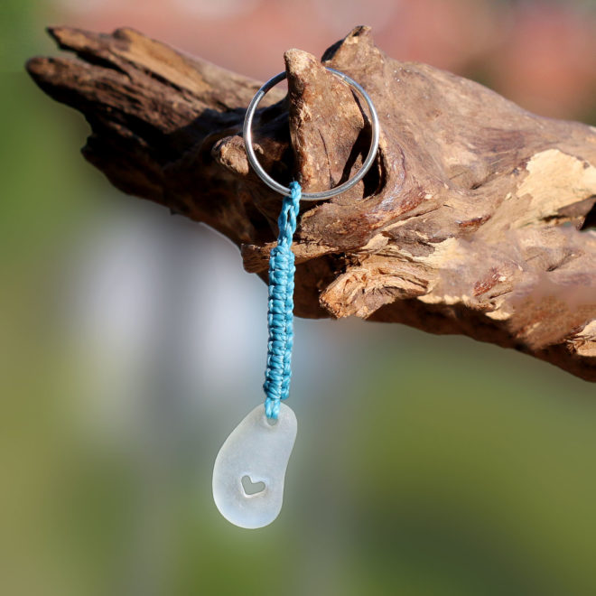 Schlüsselanhänger / Taschenanhänger Herzmensch. Seeglas / Strandglas mit handgebohrtem Herz