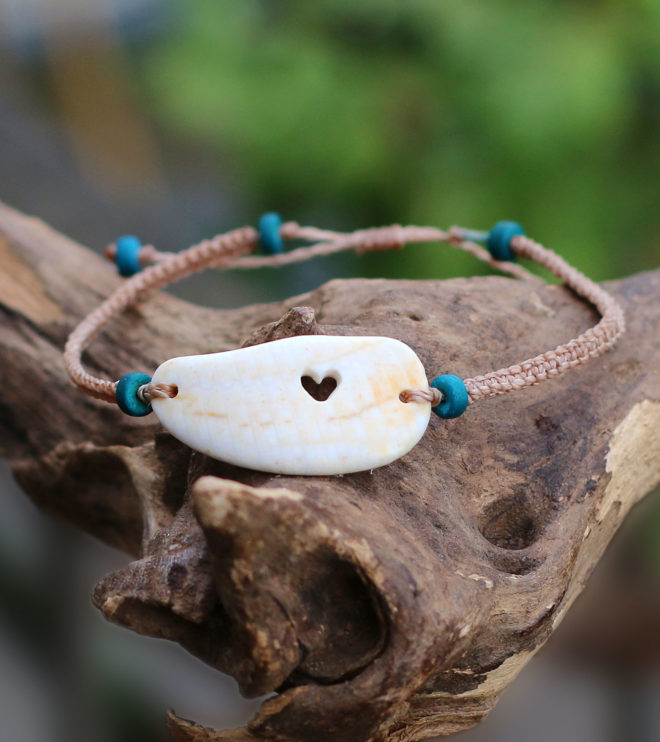 Muschelliebe - handmade, Makramee-Armband mit Muschel mit gebohrtem Herz