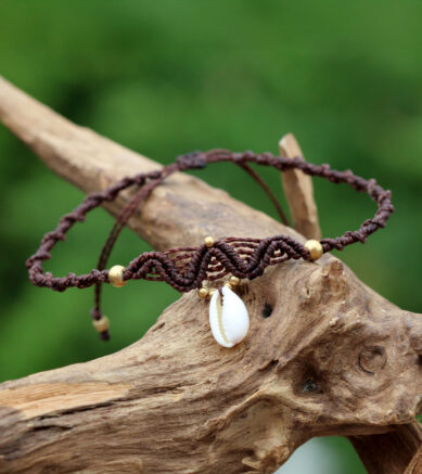 Makramee - Fußbändchen im Hippie-Style mit Wellen und Kaurimuschel in Braun