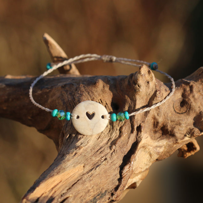 Armband Real Love - Kieselstein / Strandstein aus der Türkei mit handgebohrtem Herz, Makramee