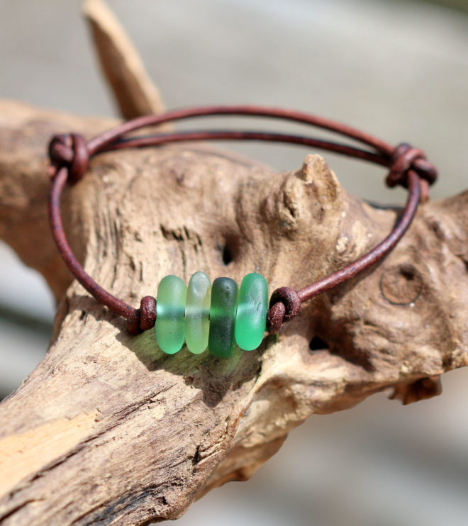 Armband mit Strandscherben - Lederband mit grünem Seeglas / Meerglas / Strandglas