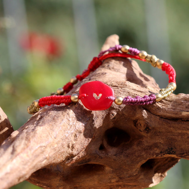 Makramee-Armband Herzmensch mit Seeglas / Meerglas / Strandglas, Strandscherbe in Rot mit gebohrtem Herz.