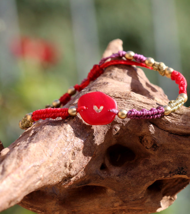 Makramee-Armband Herzmensch mit Seeglas / Meerglas / Strandglas, Strandscherbe in Rot mit gebohrtem Herz.