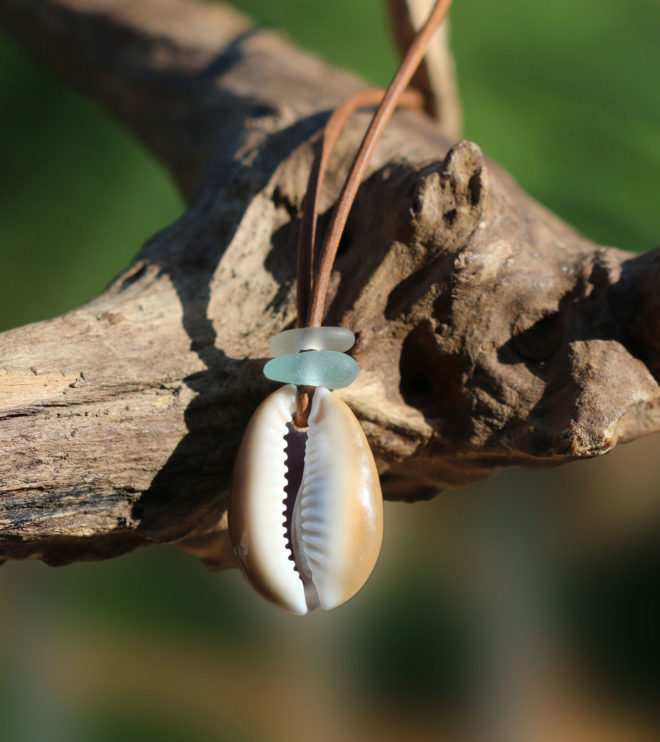 Halskette / Halsband, Lederband mit Kaurimuschel und Seeglas / Meerglas