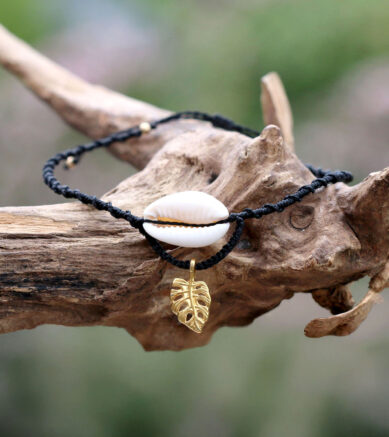 Makramee-Fußband in Schwarz mit Kaurimuschel und Monstera - Schmuck aus Strandgut