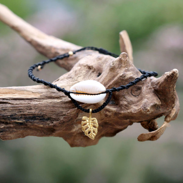 Makramee-Fußband in Schwarz mit Kaurimuschel und Monstera - Schmuck aus Strandgut