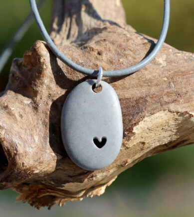 Halskette mit Kieselstein und gebohrtem Herz, handgemacht, Kieselstein - Schmuck