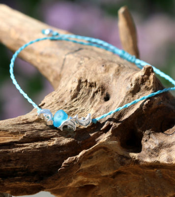 Zartes Armband Gegen die Strömung mit Seeglas und Delfinen