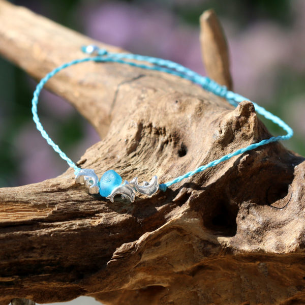 Zartes Armband Gegen die Strömung mit Seeglas und Delfinen