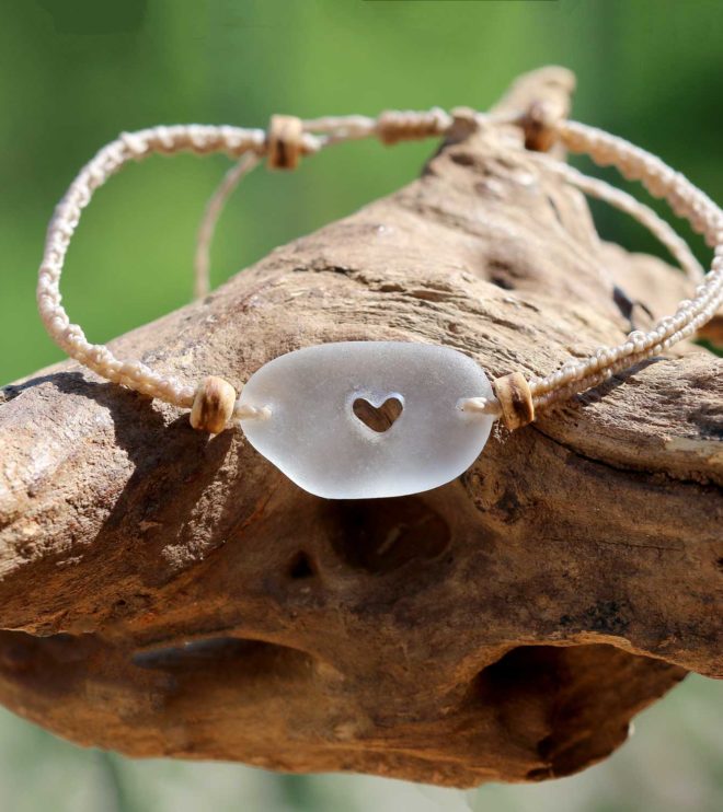 Makramee-Armband mit Seeglas / Meerglas / Strandglas mit Herz und Kokosnuss