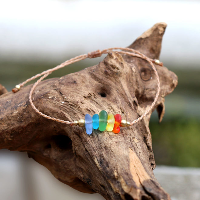 Zartes Armband oder Fußbändchen mit Seeglas / Meerglas in bunt, Farben des Regenbogens