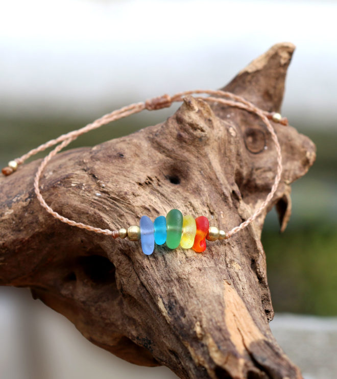 Zartes Armband oder Fußbändchen mit Seeglas / Meerglas in bunt, Farben des Regenbogens