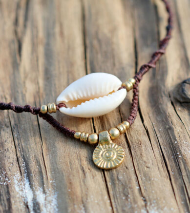Makramee - Hippie -Armband mit Kaurimuschel, Messingsonne und Messingperlen.
