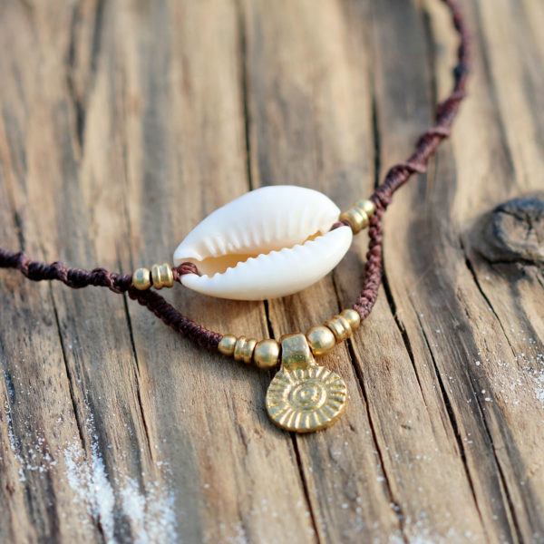 Makramee - Hippie -Armband mit Kaurimuschel, Messingsonne und Messingperlen.