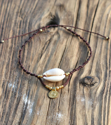 Makramee - Hippie -Fußbaendchen mit Kaurimuschel, Messingsonne und Messingperlen.