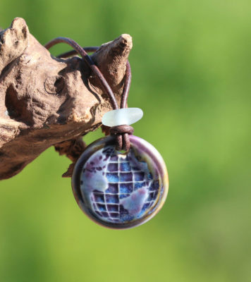 Keramikschmuck - Lederband mit Anhänger Welt / Erdkugel aus Keramik kombiniert mit Seeglas / Strandglas