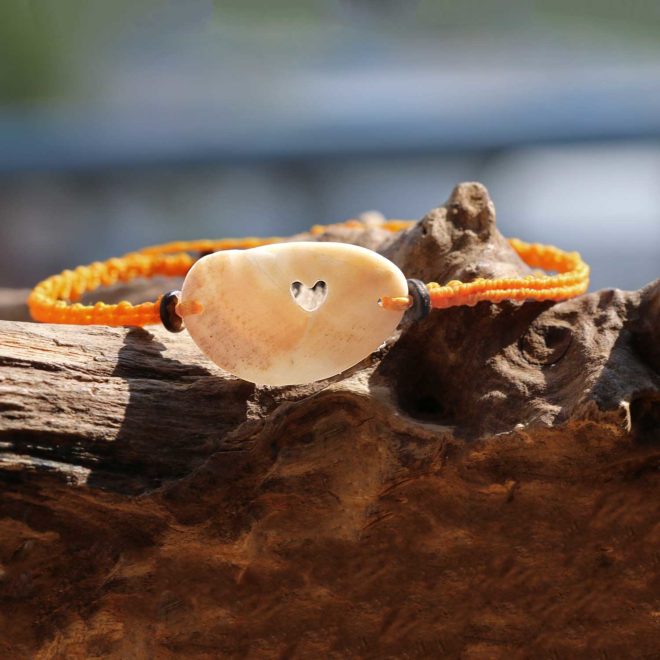 Armband in Orange mit Muschel, handgebohrtes Herz, Makramee, handgemacht
