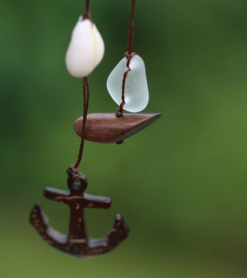 Windspiel mit Schiffen aus Seeglas und Anker aus Kokosnuss