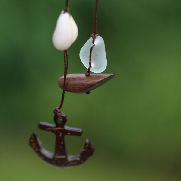 Windspiel mit Schiffen aus Seeglas und Anker aus Kokosnuss