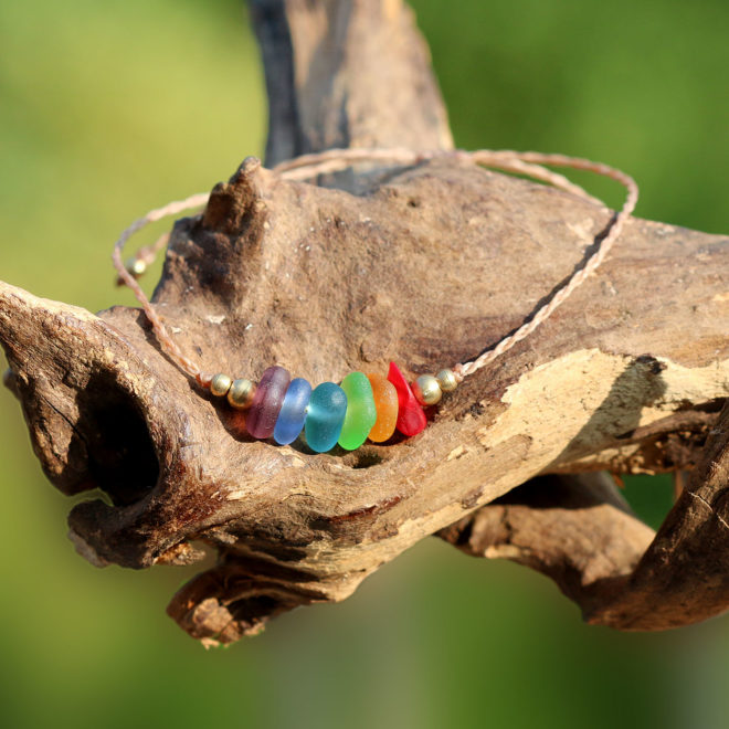 Zartes Armband oder Fußbändchen mit Seeglas / Meerglas in bunt, Farben des Regenbogens