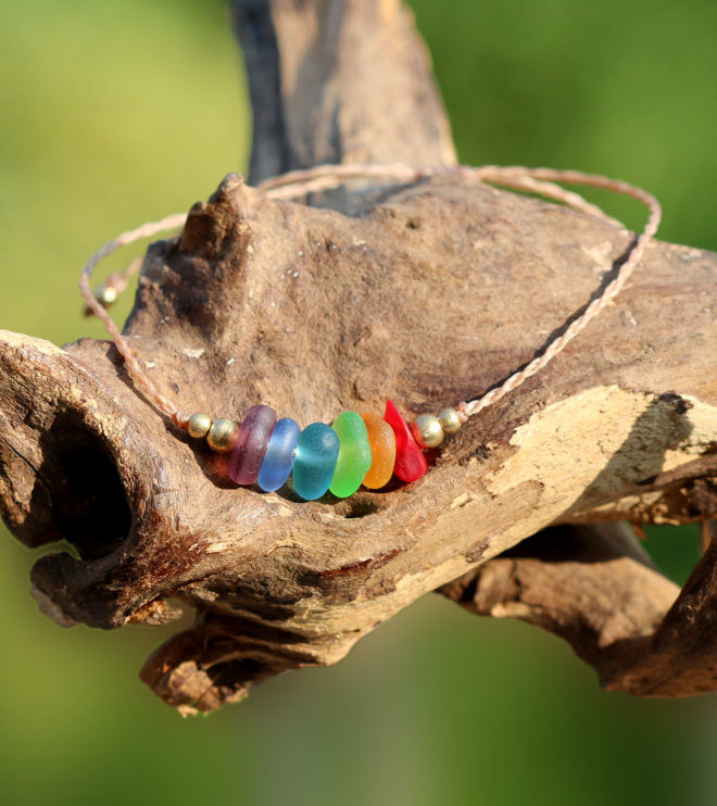 Zartes Armband oder Fußbändchen mit Seeglas / Meerglas in bunt, Farben des Regenbogens