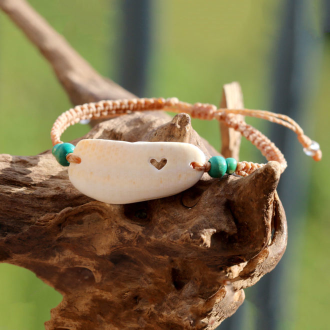 Upcycling-Schmuck - Makramee-Armband Strandliebe, Muschel mit Herz, handgemacht