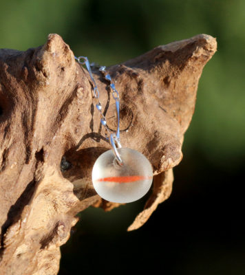 Halskette Horizont - Seaham Seaglass in Weiß / Orange mit Kette aus 925 Sterling Silber im Figaro-Stil