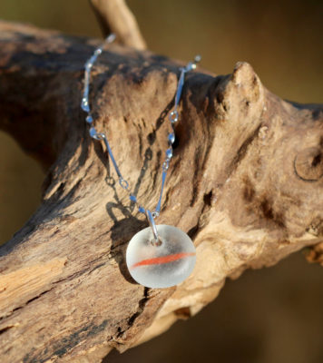 Halskette Horizont - Seaham Seaglass in Weiß / Orange mit Kette aus 925 Sterling Silber im Figaro-Stil