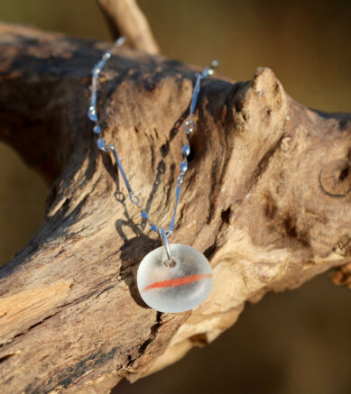 Halskette Horizont - Seaham Seaglass in Weiß / Orange mit Kette aus 925 Sterling Silber im Figaro-Stil