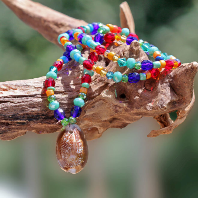 Schmuck - Halskette Kaurimuschel mit kleinen bunten Glasperlen