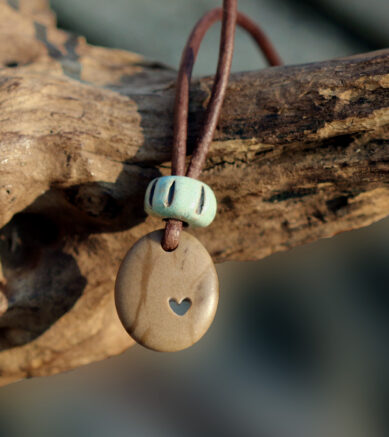 Halskette Meerliebe - Kieselstein mit gebohrtem Herz und Keramikperle - Recyclingschmuck