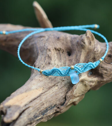 Makramee-Armband Wellenreiter in Türkis mit Strandscherbe / Meerglas. Das Armband in Wellen geknotet.