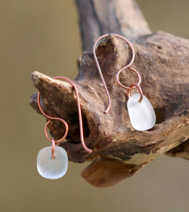 Große französische Ohrhaken aus Kupfer mit Strandglas - Ohrringe