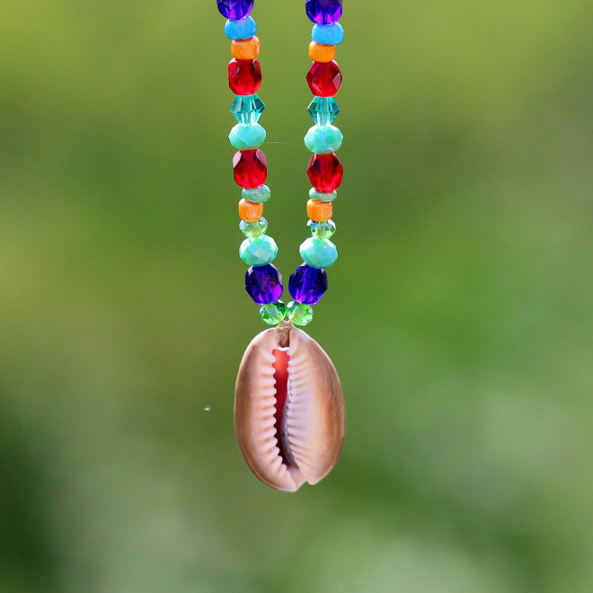 Schmuck - Halskette Kaurimuschel mit kleinen bunten Glasperlen